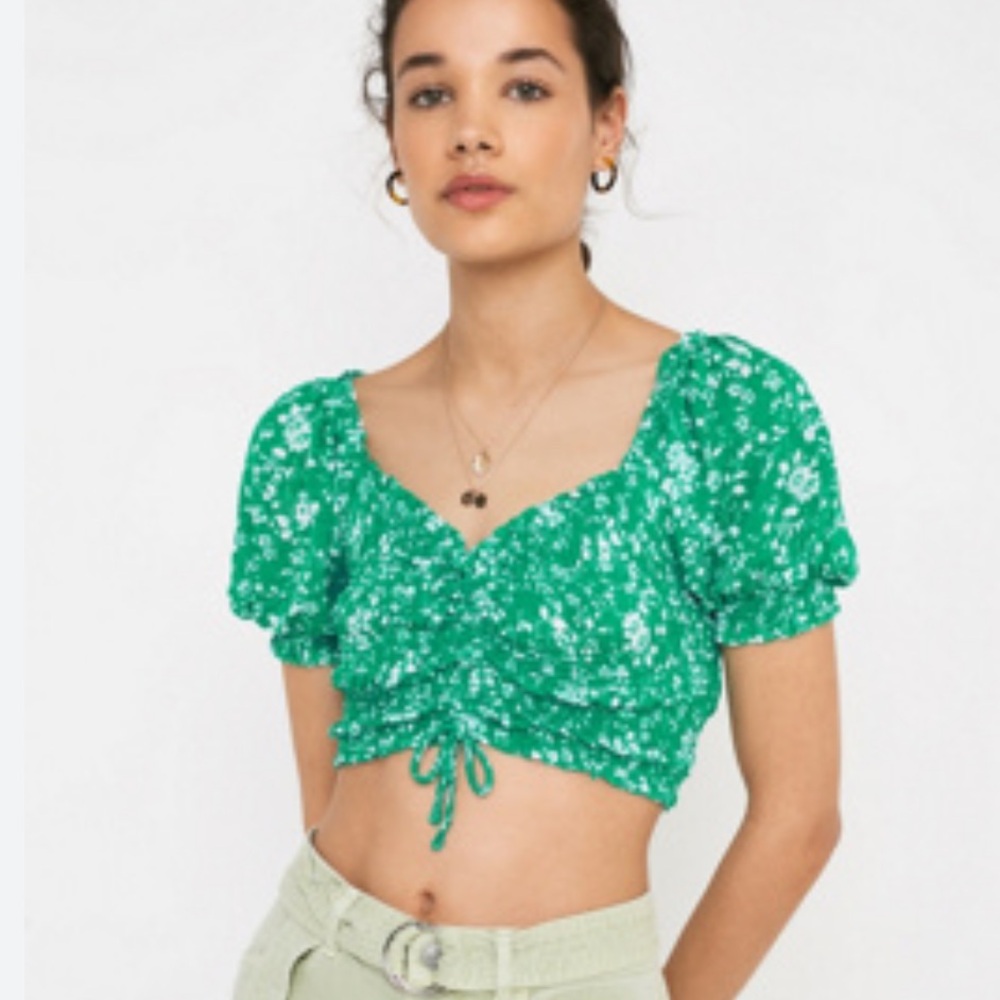 UO Shay Green Cinched Puff Sleeve Floral Cropped Top